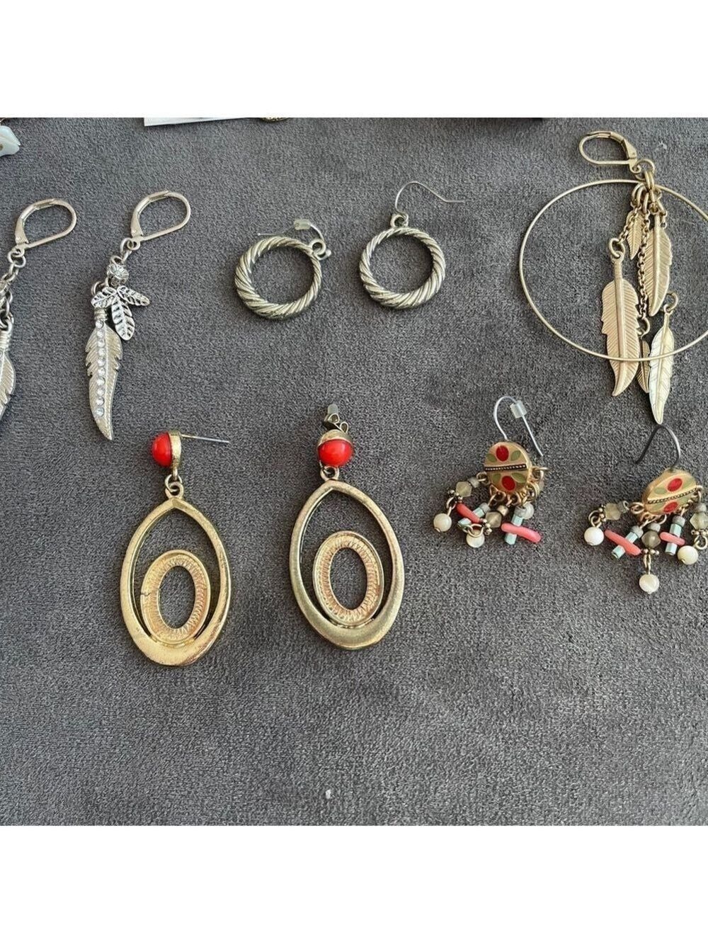 Costume jewelry bundle earrings and bracelets - Picture 4 of 5